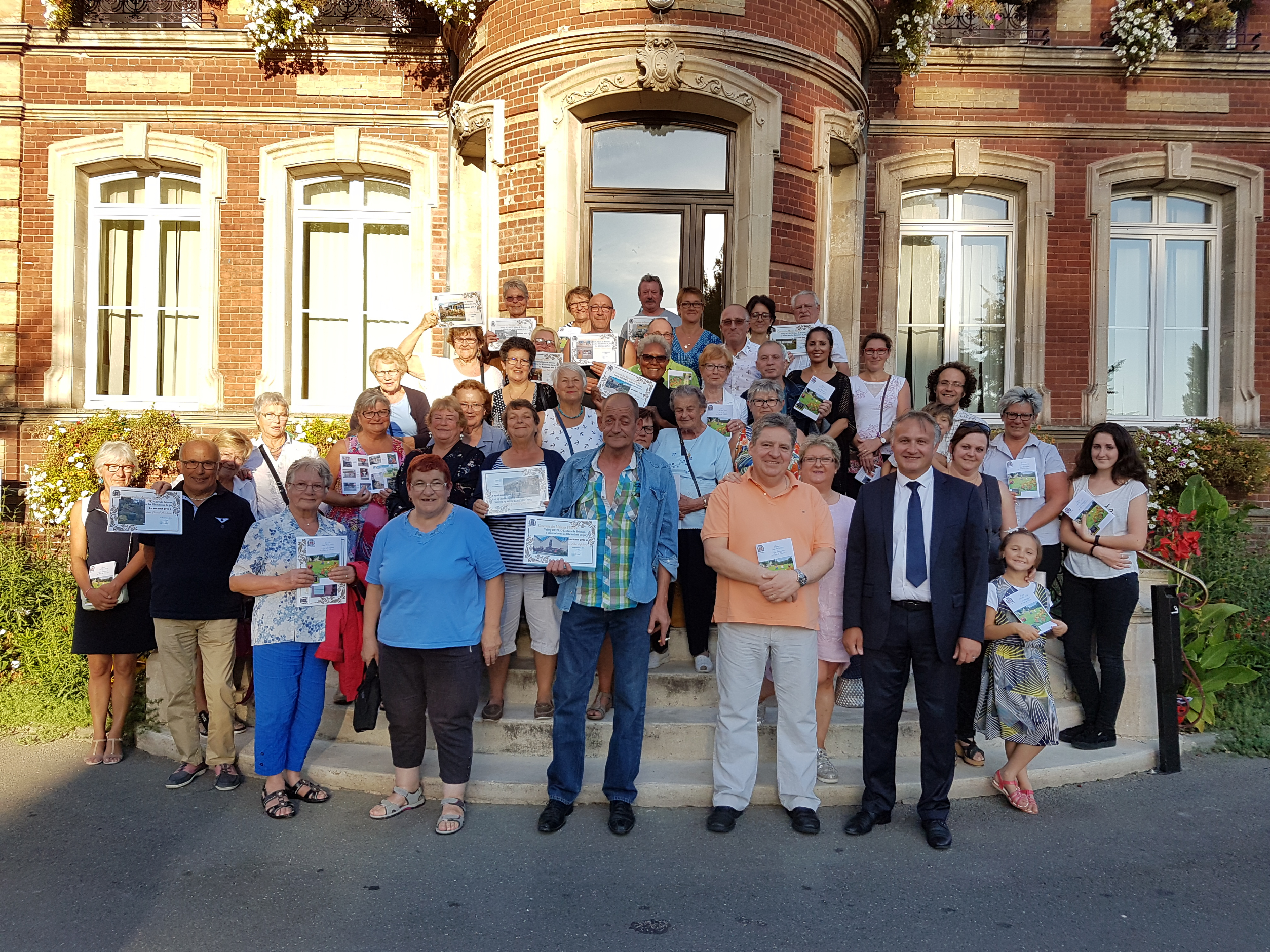 photo de groupe des participants au Land'Art et concours des villes et villages fleuris. 